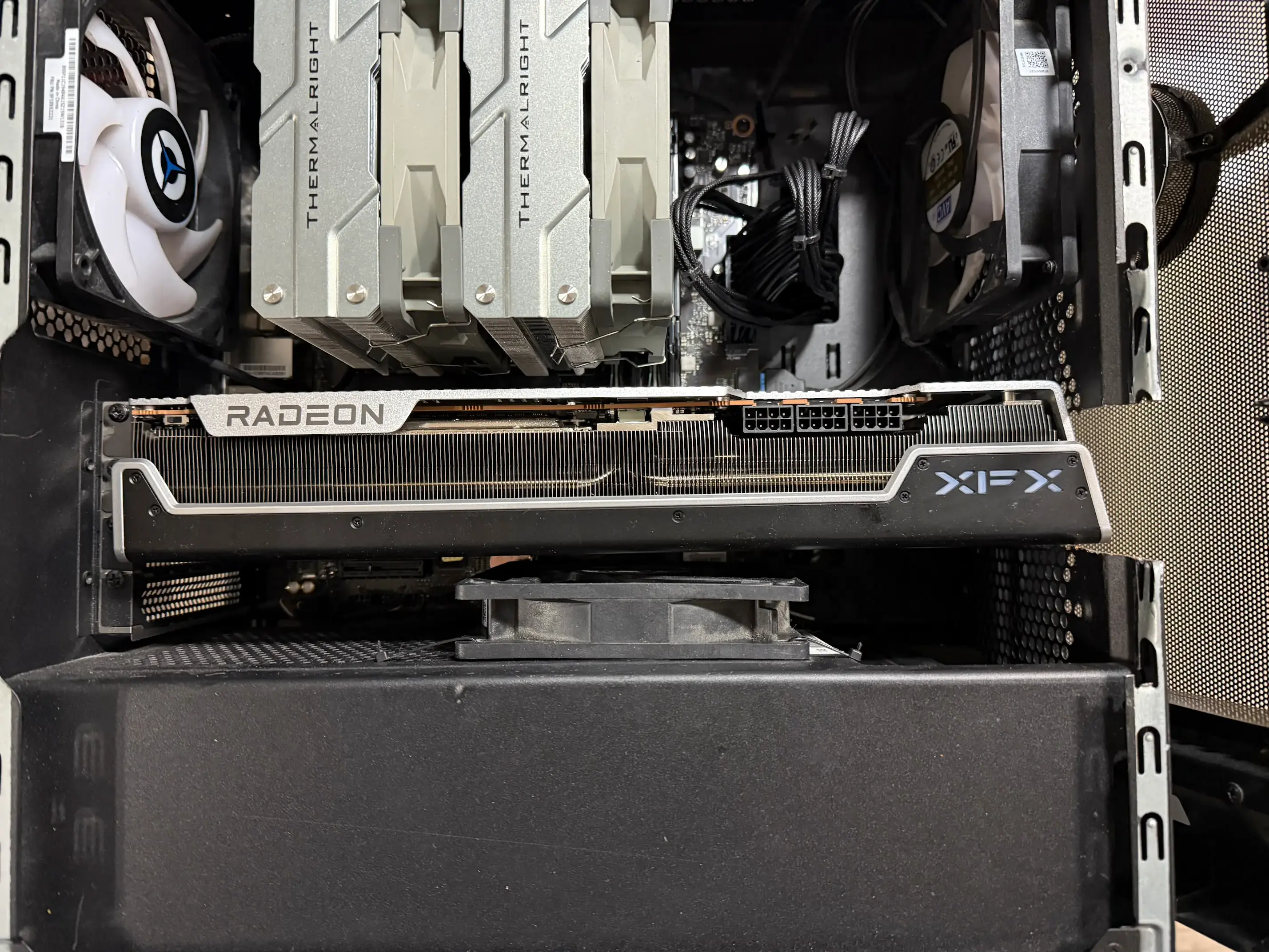 電源シュラウドからファンの厚さの距離しかない