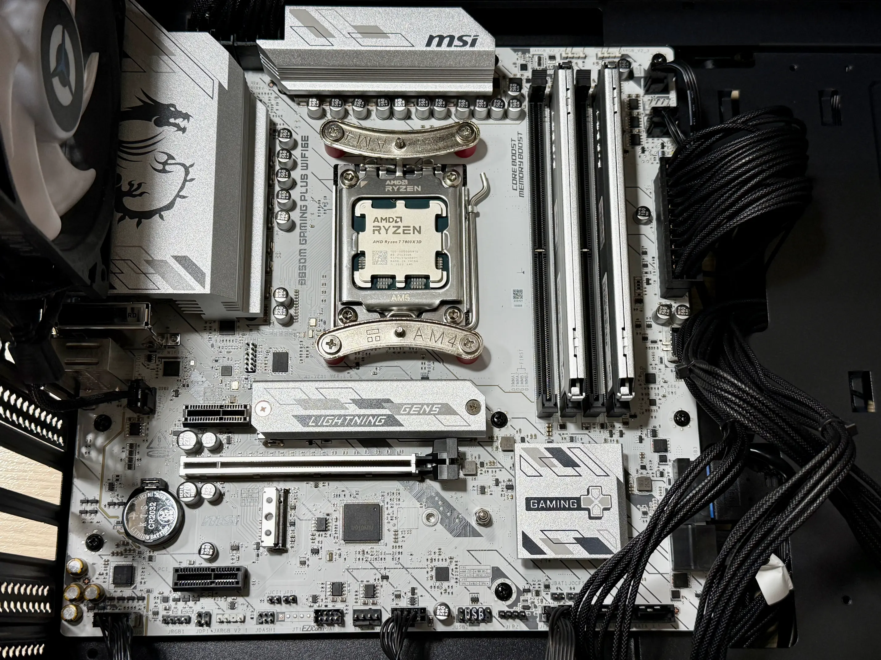 白いマザーボードと強い CPU